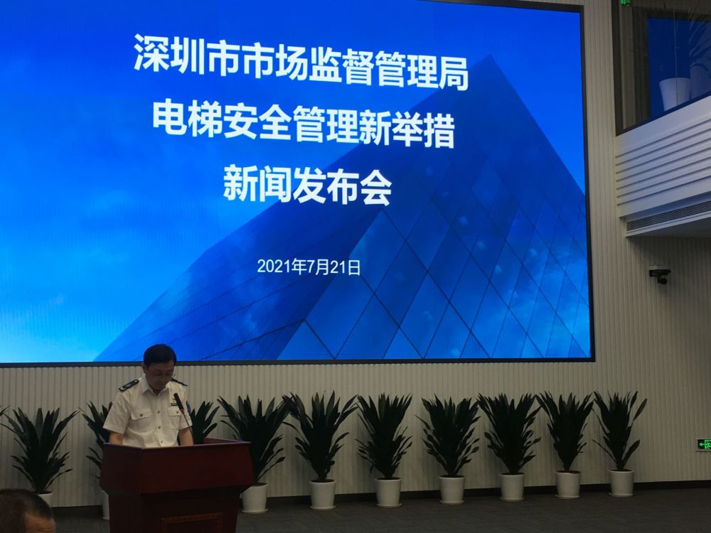 我們還成立了安置房監(jiān)督小組和技術指導組