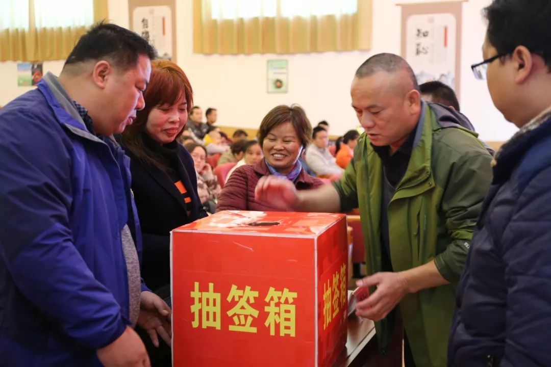 江景家園小區的抽簽處已基本搭建完成