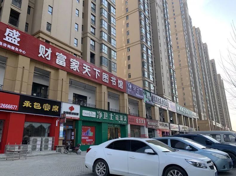 拆遷回遷房小區(qū)門(mén)口的鋪面