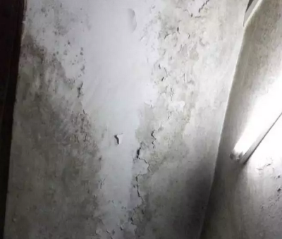 水從磚墻的灰縫中滲透出來(lái)