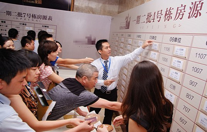 參與選房的村民進(jìn)入選房等待區(qū)