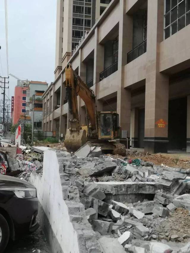 他東拼西湊買下居住的小產(chǎn)權(quán)房時(shí)